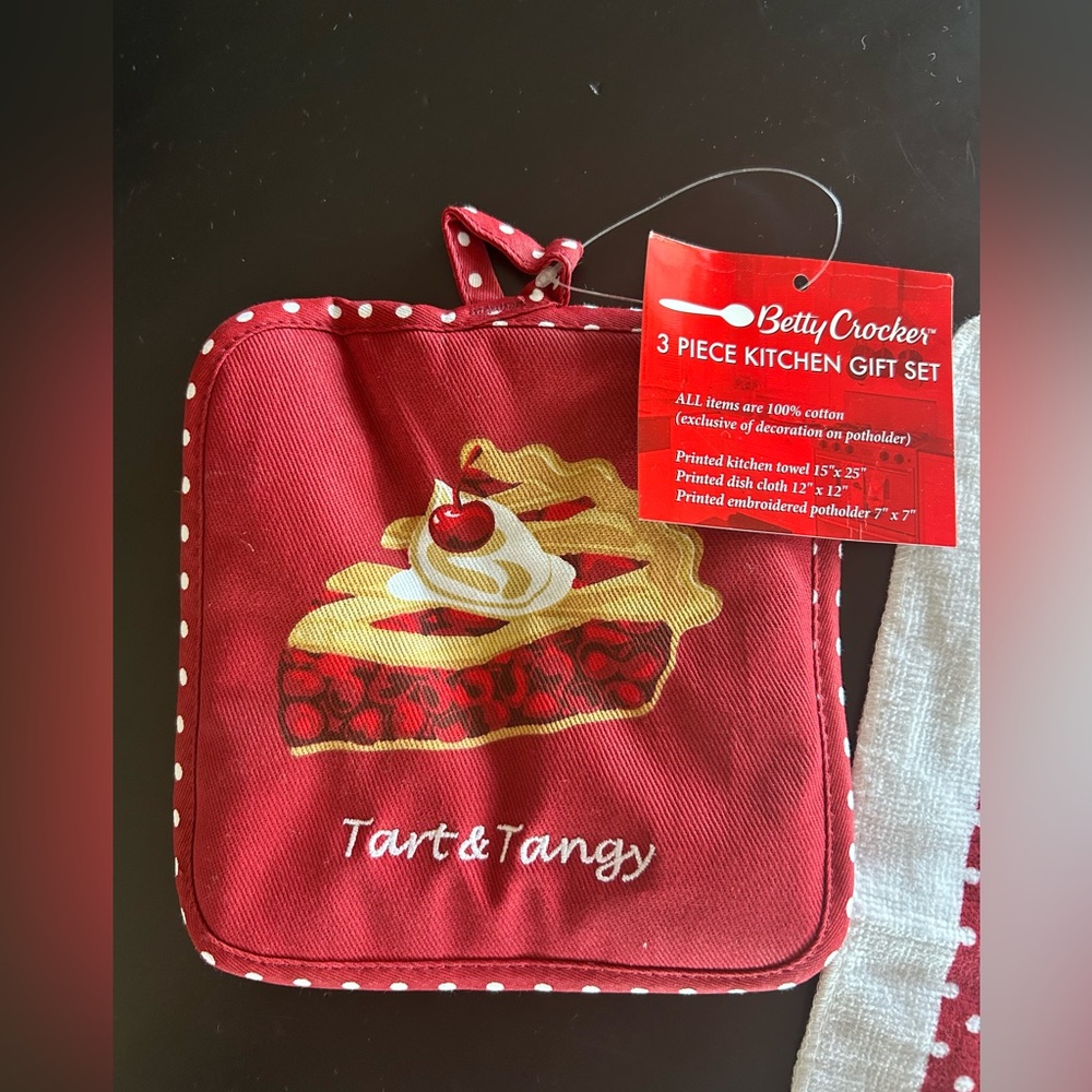 Betty Crocker Red Cherry 🍒🍒🍒 Kitchen Gift Set